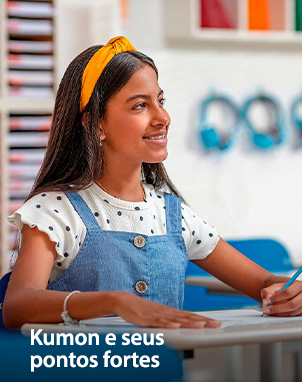 Aluna do Kumon olhando para o horizonte e feliz